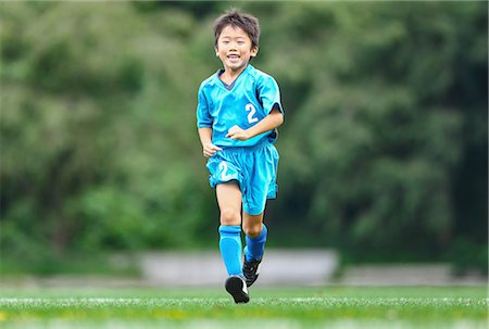 simsearch:622-08893892,k - Japanese kid playing soccer Fotografie stock - Premium Royalty-Free, Codice: 622-08893906