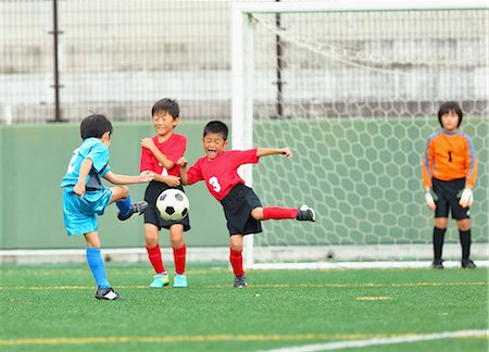Japanese kids playing soccer Photographie de stock - Premium Libres de Droits, Code: 622-08893914