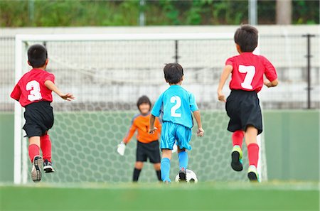 simsearch:400-06875366,k - Japanese kids playing soccer Photographie de stock - Premium Libres de Droits, Code: 622-08893910