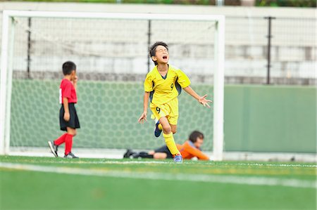 simsearch:622-05390858,k - Japanese kids playing soccer Photographie de stock - Premium Libres de Droits, Code: 622-08893912