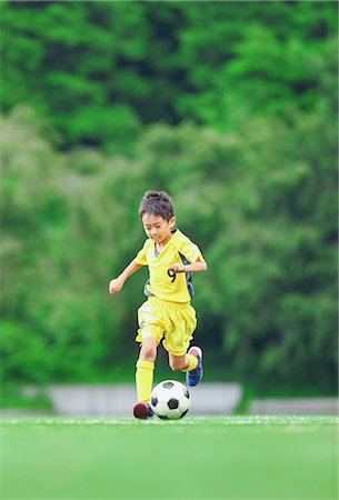 simsearch:622-07736028,k - Japanese kid playing soccer Stock Photo - Premium Royalty-Free, Code: 622-08893924