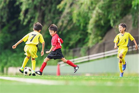 simsearch:400-08863143,k - Japanese kids playing soccer Stock Photo - Premium Royalty-Free, Code: 622-08893934