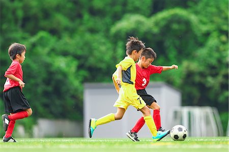 simsearch:622-06163977,k - Japanese kids playing soccer Photographie de stock - Premium Libres de Droits, Code: 622-08893938