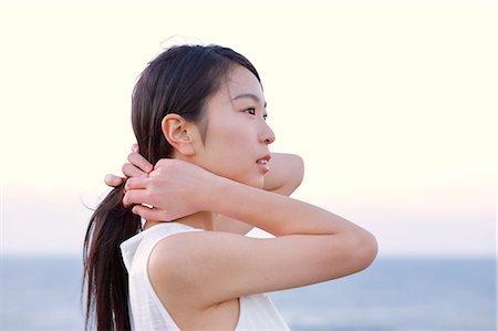 simsearch:622-08949127,k - Young Japanese woman in a white dress at a cliff over the sea at sunrise, Chiba, Japan Foto de stock - Royalty Free Premium, Número: 622-08949128