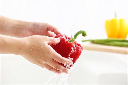 food woman studio - Japanese woman washing vegetables in the kitchen Stock Photo - Premium Royalty-Free, Code: 622-08949120