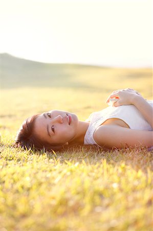 simsearch:622-08949160,k - Young Japanese woman in a white dress at a cliff over the sea at sunrise, Chiba, Japan Foto de stock - Sin royalties Premium, Código: 622-08949148