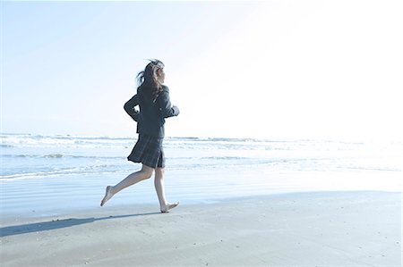 simsearch:622-08949127,k - Young Japanese woman in a high school uniform running by the sea, Chiba, Japan Foto de stock - Royalty Free Premium, Número: 622-08949176