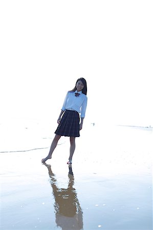 full body picture teenage girl - Young Japanese woman in a high school uniform by the sea, Chiba, Japan Foto de stock - Sin royalties Premium, Código: 622-08949171