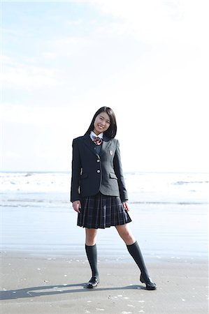 Young Japanese woman in a high school uniform by the sea, Chiba, Japan Foto de stock - Sin royalties Premium, Código: 622-08949311