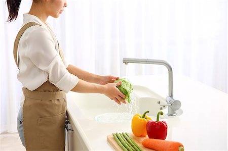 simsearch:622-08949123,k - Japanese woman washing vegetables in the kitchen Photographie de stock - Premium Libres de Droits, Code: 622-09014089