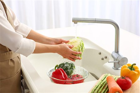 Japanese woman washing vegetables in the kitchen Stockbilder - Premium RF Lizenzfrei, Bildnummer: 622-09014094