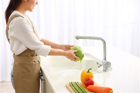 simsearch:622-08949123,k - Japanese woman washing vegetables in the kitchen Photographie de stock - Premium Libres de Droits, Code: 622-09014090