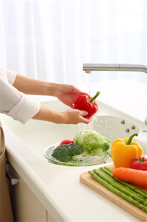 simsearch:622-08949123,k - Japanese woman washing vegetables in the kitchen Photographie de stock - Premium Libres de Droits, Code: 622-09014092