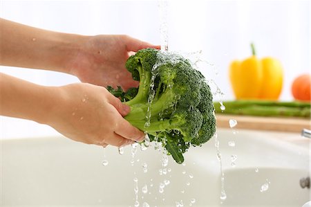 Japanese woman washing vegetables in the kitchen Stock Photo - Premium Royalty-Free, Code: 622-09014105