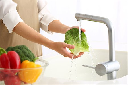 simsearch:622-08949123,k - Japanese woman washing vegetables in the kitchen Photographie de stock - Premium Libres de Droits, Code: 622-09014107