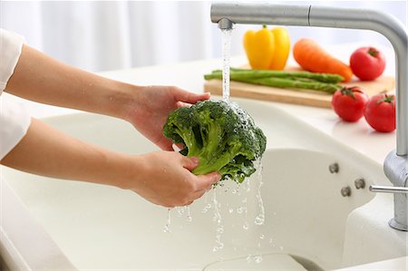 simsearch:859-07356378,k - Japanese woman washing vegetables in the kitchen Stock Photo - Premium Royalty-Free, Code: 622-09014100