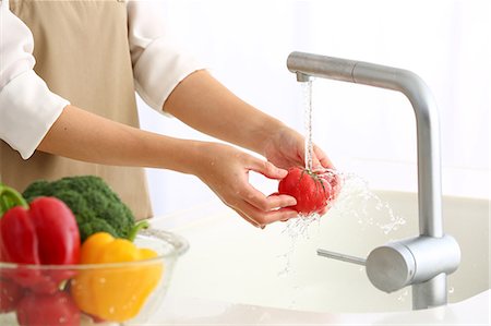 simsearch:622-08949123,k - Japanese woman washing vegetables in the kitchen Photographie de stock - Premium Libres de Droits, Code: 622-09014101