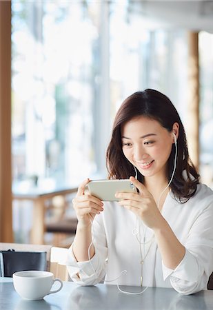 simsearch:622-08839861,k - Japanese woman with smartphone in a stylish cafe Foto de stock - Sin royalties Premium, Código: 622-09014295