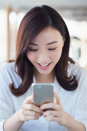 simsearch:622-09014296,k - Japanese woman with smartphone in a stylish cafe Stockbilder - Premium RF Lizenzfrei, Bildnummer: 622-09014334