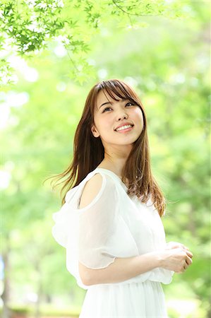 simsearch:622-09014015,k - Young Japanese woman in a city park Stock Photo - Premium Royalty-Free, Code: 622-09014558