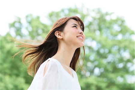 simsearch:622-09014015,k - Young Japanese woman in a city park Stock Photo - Premium Royalty-Free, Code: 622-09014564