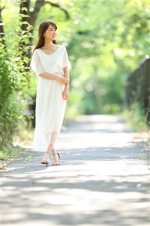 simsearch:622-09014015,k - Young Japanese woman in a city park Stock Photo - Premium Royalty-Free, Code: 622-09014566