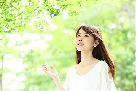 simsearch:622-09014015,k - Young Japanese woman in a city park Stock Photo - Premium Royalty-Free, Code: 622-09014560