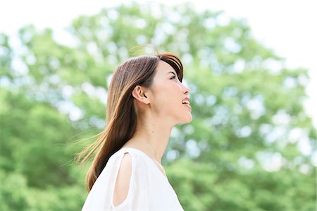 simsearch:622-09014015,k - Young Japanese woman in a city park Stock Photo - Premium Royalty-Free, Code: 622-09014561