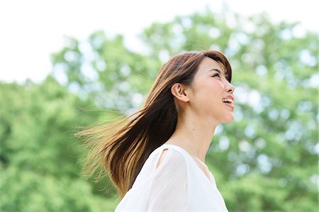 simsearch:622-09014015,k - Young Japanese woman in a city park Stock Photo - Premium Royalty-Free, Code: 622-09014563