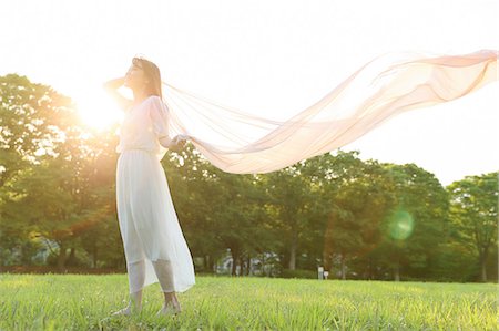 simsearch:622-09014015,k - Young Japanese woman in a city park Stock Photo - Premium Royalty-Free, Code: 622-09014571