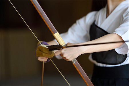 simsearch:858-06121555,k - Japanese traditional archery athlete practicing Photographie de stock - Premium Libres de Droits, Code: 622-09014580