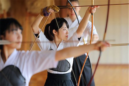 simsearch:859-09018715,k - Multi-ethnic group of traditional archery athletes practicing Foto de stock - Sin royalties Premium, Código: 622-09014643