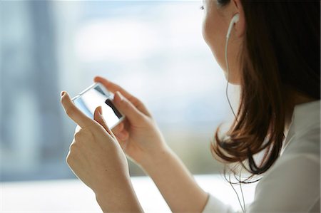 simsearch:622-09014296,k - Japanese woman with smartphone in a stylish cafe Photographie de stock - Premium Libres de Droits, Code: 622-09014655