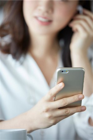 simsearch:622-09194934,k - Japanese woman with smartphone in a stylish cafe Stock Photo - Premium Royalty-Free, Code: 622-09014663