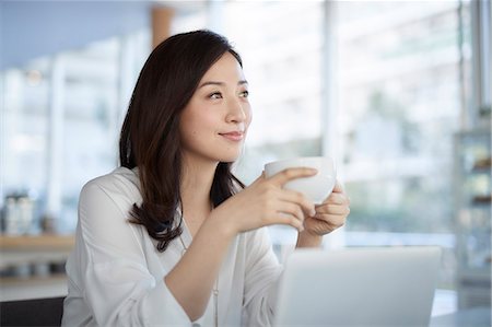 Japanese woman stylish cafe Foto de stock - Sin royalties Premium, Código: 622-09014739