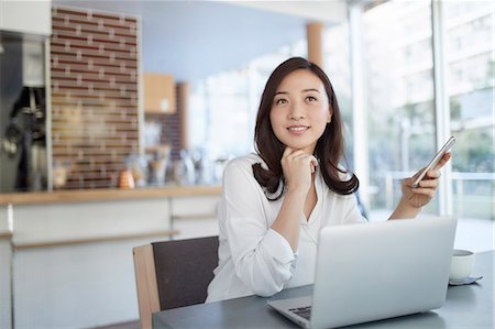 simsearch:614-07031529,k - Japanese woman with smartphone in a stylish cafe Photographie de stock - Premium Libres de Droits, Code: 622-09014745