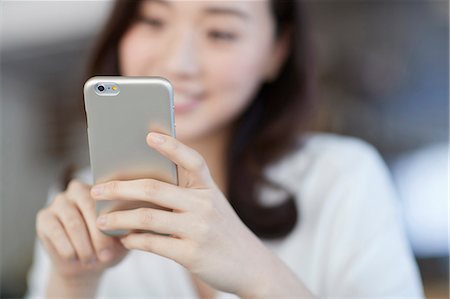 simsearch:622-09014723,k - Japanese woman with smartphone in a stylish cafe Foto de stock - Royalty Free Premium, Número: 622-09014748