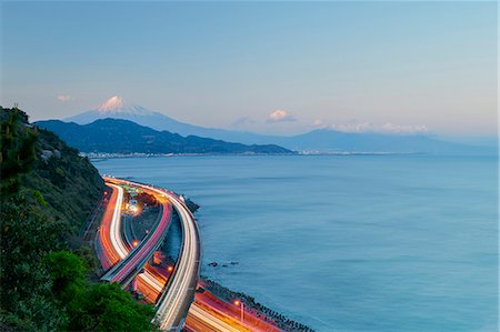 Night view of Mount Fuji and highway from Satta ridge at sunset, Shizuoka Prefecture, Japan Photographie de stock - Premium Libres de Droits, Code: 622-09025337