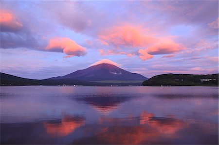 Beautiful view of Mount Fuji, Yamanashi Prefecture, Japan Foto de stock - Royalty Free Premium, Número: 622-09101186