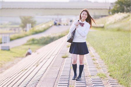 Cute Japanese high school student in a city park Foto de stock - Sin royalties Premium, Código: 622-09138625