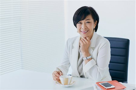 position assise en tailleur - Japanese senior businesswoman in the office Foto de stock - Sin royalties Premium, Código: 622-09169464