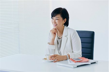position assise en tailleur - Japanese senior businesswoman in the office Foto de stock - Sin royalties Premium, Código: 622-09169466