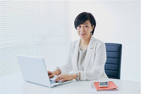 position assise en tailleur - Japanese senior businesswoman in the office Foto de stock - Sin royalties Premium, Código: 622-09169462