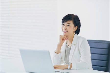 position assise en tailleur - Japanese senior businesswoman in the office Foto de stock - Sin royalties Premium, Código: 622-09169476