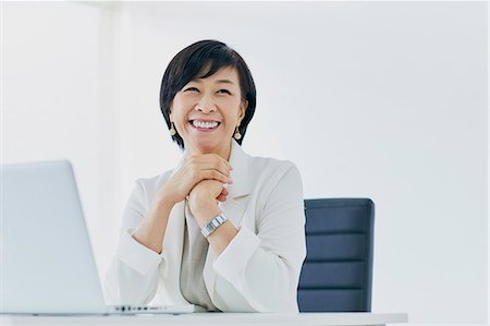 position assise en tailleur - Japanese senior businesswoman in the office Foto de stock - Sin royalties Premium, Código: 622-09169478