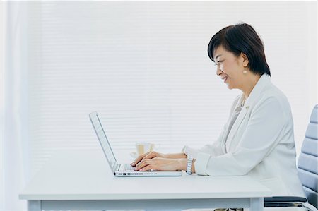 position assise en tailleur - Japanese senior businesswoman in the office Foto de stock - Sin royalties Premium, Código: 622-09169479