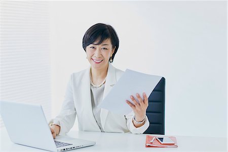 position assise en tailleur - Japanese senior businesswoman in the office Foto de stock - Sin royalties Premium, Código: 622-09169473
