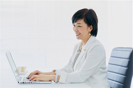 position assise en tailleur - Japanese senior businesswoman in the office Foto de stock - Sin royalties Premium, Código: 622-09169481