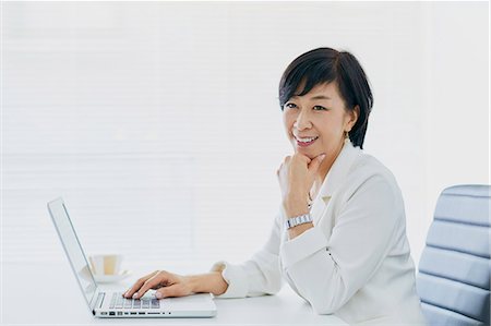 position assise en tailleur - Japanese senior businesswoman in the office Foto de stock - Sin royalties Premium, Código: 622-09169482