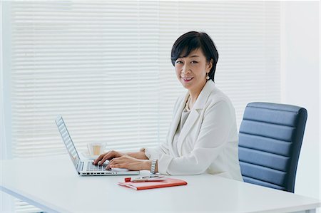 position assise en tailleur - Japanese senior businesswoman in the office Foto de stock - Sin royalties Premium, Código: 622-09169483